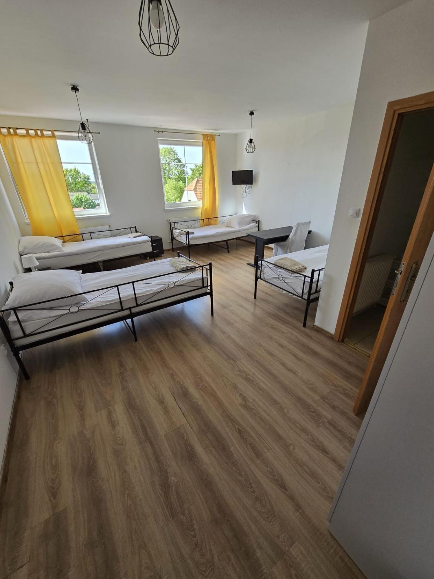 Sredzka Korona Hotel ชโรดา ชลาสกา ภายนอก รูปภาพ